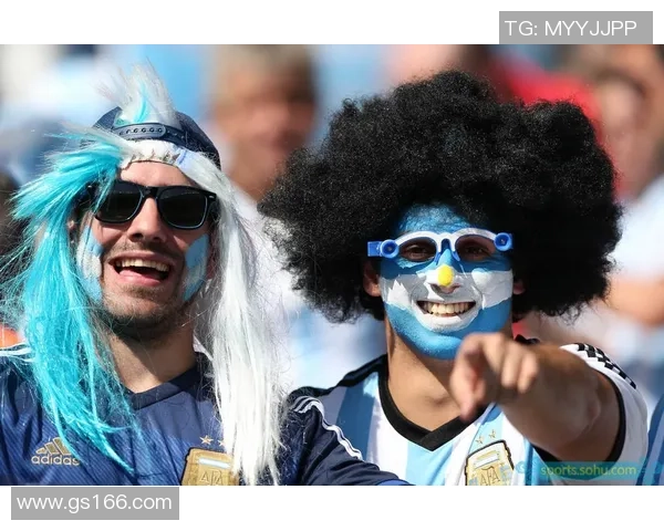 足球明星的神秘面具背后隐藏的故事与荣耀